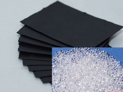 màng HDPE được sản xuất từ các hạt nhựa cao phân tử polyethylene (97.5%) cùng các hạt bon đen (2.5%).